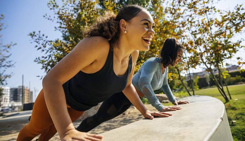 Serratus Push-Ups delajo vaše roke bolje kot redni potiski, ko gre za stabilnost ramen, in jih je lažje storiti