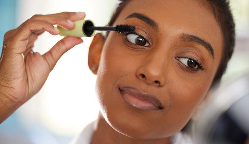 Stjæle en makeupartists super-enkel hack for at få vipper til at fan ud og se fuld