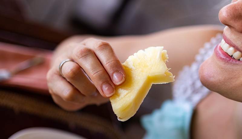 Apakah makan nanas benar -benar membuat Anda, um, rasanya lebih enak? Inilah yang dikatakan oleh Sexologists and OB/Gyns