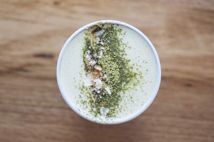 Questo latte Matcha vellutato, simile a una nuvola, è scientificamente legato a sentimenti di felicità e tranquillità