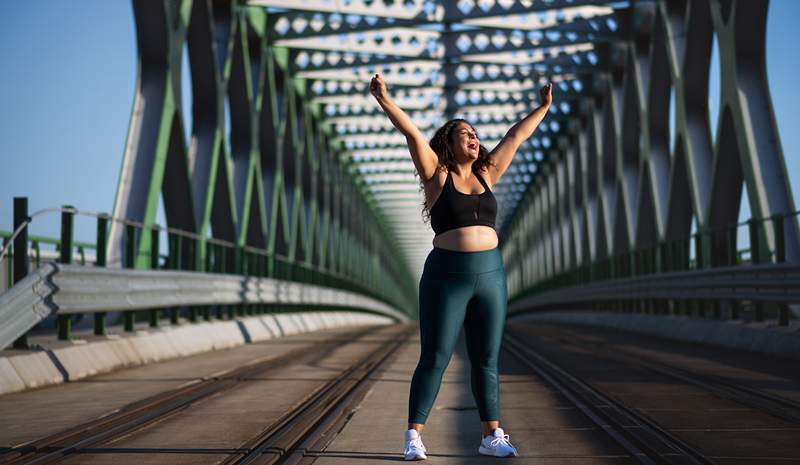 6 chaussures approuvées par podiatre qui vous garderont au frais et confortable sur vos «promenades de fille chaude» quotidiennes »