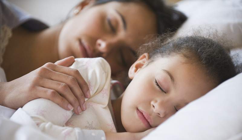 I genitori dormono meglio quando i loro figli lo fanno-here sono 5 consigli per il sonno per il successo della routine