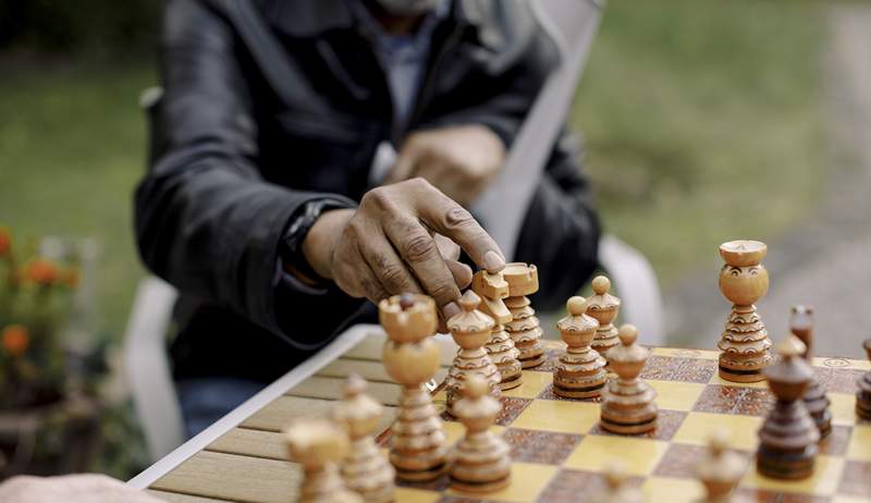 Schach ist populärer als immer-und das Spielen kann Ihre Gehirngesundheit nach Angaben eines Neurologen und Neuropsychologen stärken