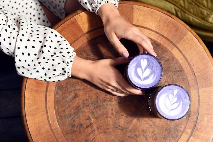 Este café con leche de lavanda está hecho con 6 ingredientes que inducen el sueño para atrapar algunas z serias