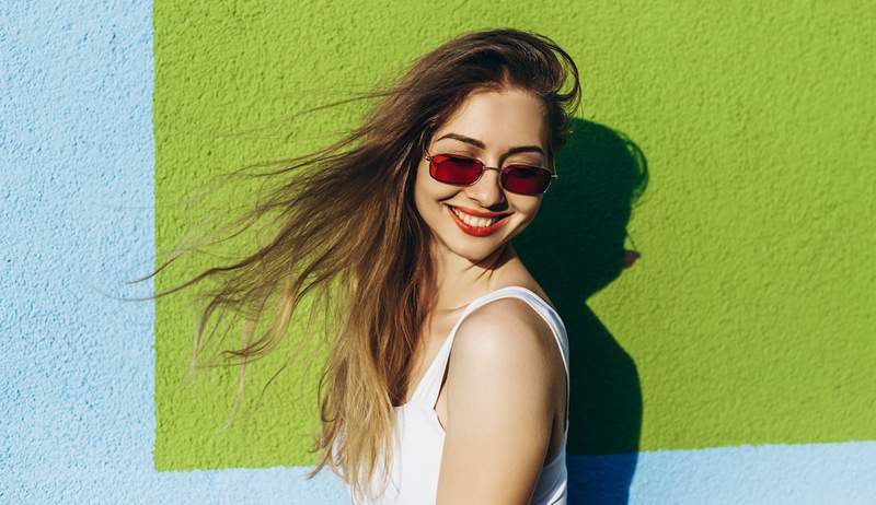 Un 'cuero cabelludo hidrafacial' le dio a mi cabello fino y grasiento el reinicio del verano que ha estado rogando