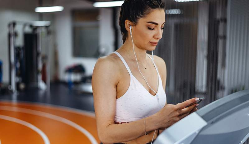 Es izmēģināju vīrusu 25 ASV dolāru gredzenu, kas treniņu laikā pārvērš Kindle lapas (vai ritina tiktok). Lūk, kā tas ir