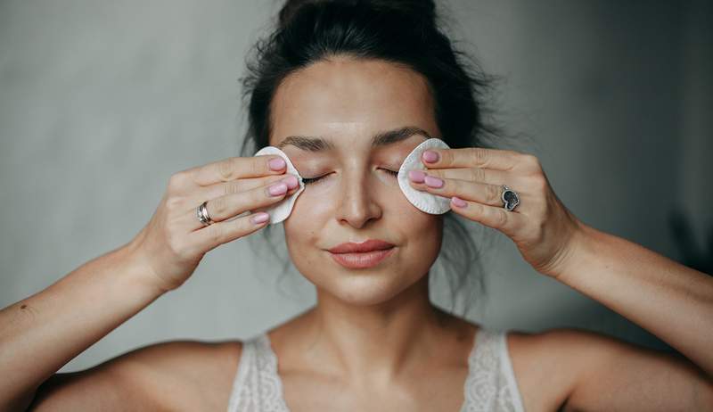 Apakah Anda * sebenarnya * membutuhkan toner di bawah mata? Saya mencobanya, dan itu membuat saya terlihat langsung segar