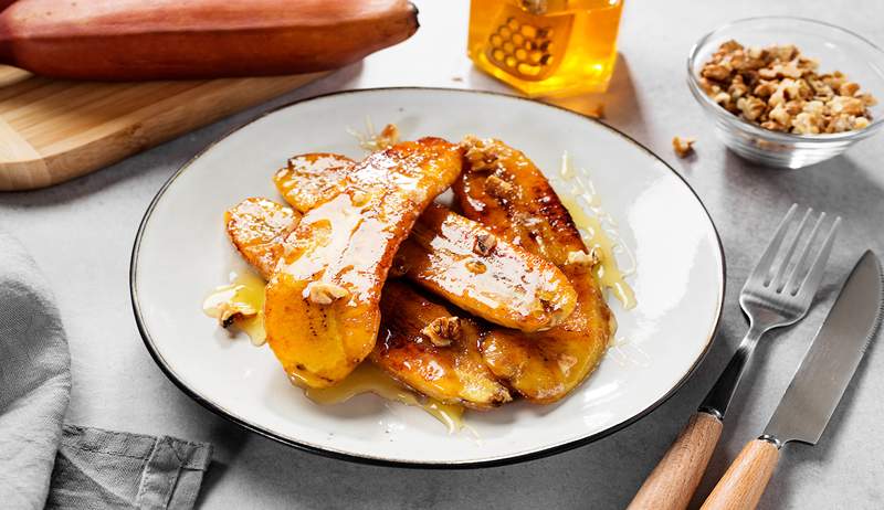 Esta receita de sobremesa de banana caramelizada de 2 ingredientes é embalada com fibra e potássio