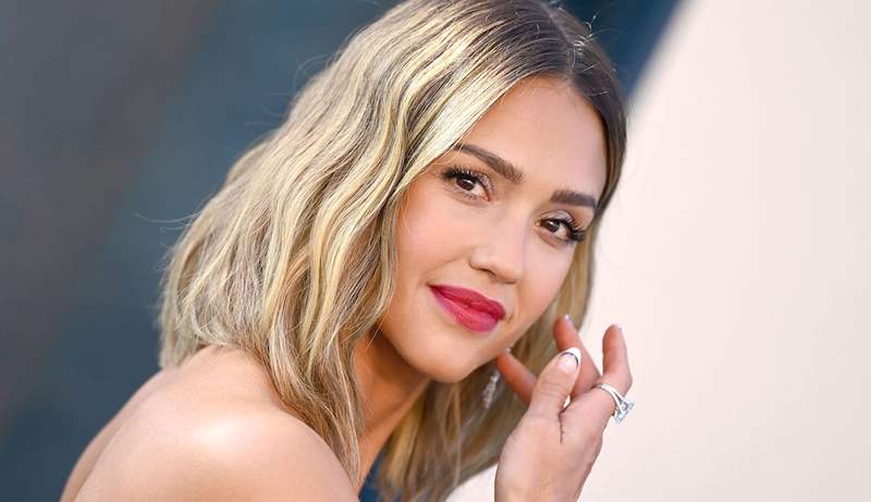 Ahli estetika Jessica Alba baru sahaja melancarkan wajah permaidani merah dalam botol di sini apa yang berlaku ketika saya mencubanya