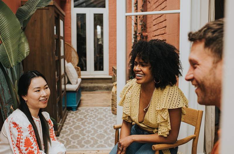 Há uma boa chance de você ser mais amigável nas férias, como trazer essa energia para sua vida regular