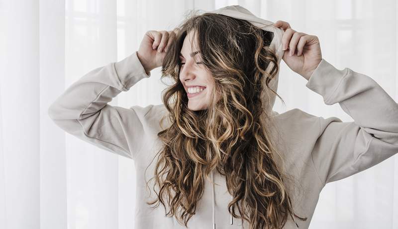 Cómo mantener el cabello ondulado luciendo fresco y siempre plano con menos lavados semanales