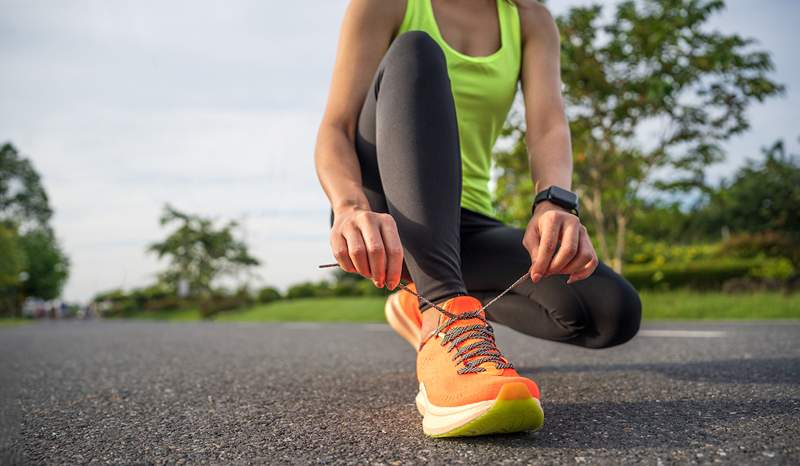 Nordstroms forårssalg er fyldt med podiatrist-godkendte sneakers, herunder Hoka, New Balance og mere