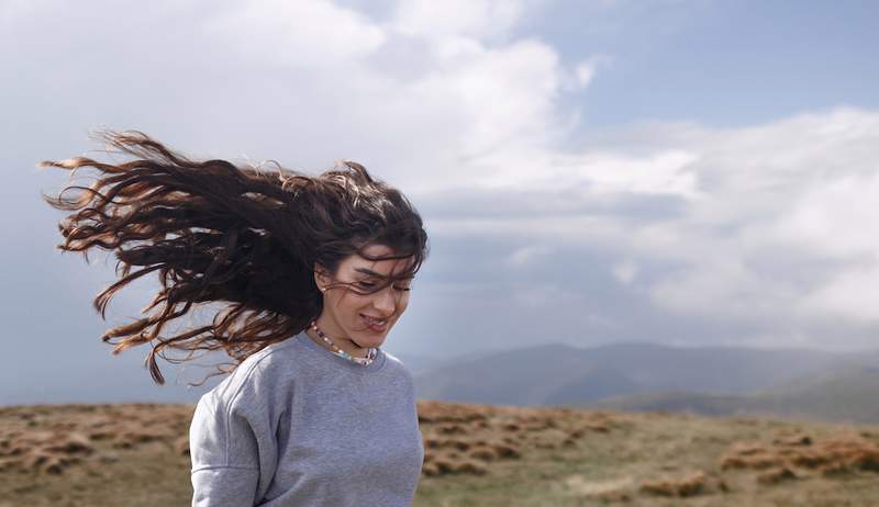 Los estilistas dicen que los champús secos sin benceno son mejores para la salud del cabello estas elecciones extenderán su lavado sin daños