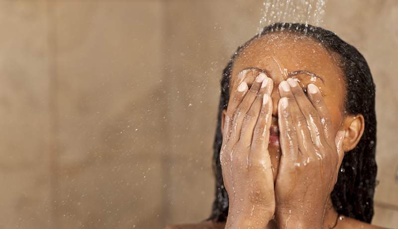 Het is mogelijk om negatieve energie weg te wassen in de douche, zijn 7 bevestigingen om te helpen