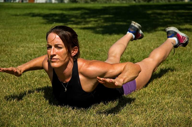 Les entraîneurs disent que «l'exercice Superman» est le meilleur moyen de travailler vos obliques et de retour