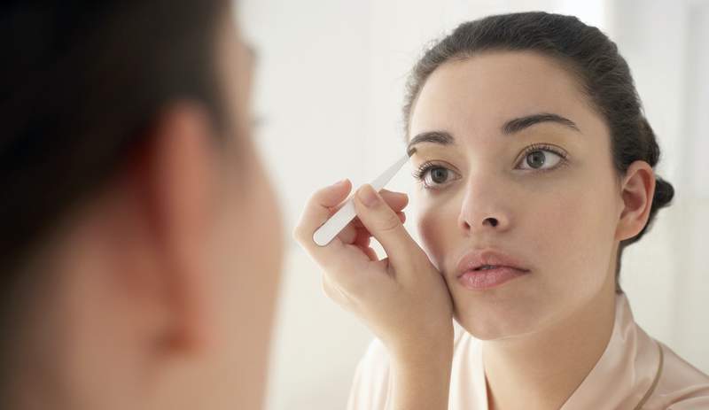 L'astuce de surbrillance qui soulèvera votre visage et façonnera vos sourcils en même temps