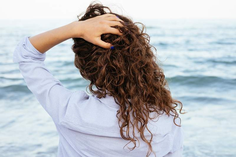 Hairstylisten onthullen hoe je benijdenswaardige strandgolven kunt krijgen, ongeacht je haartextuur