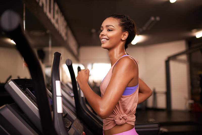 Dieses 10-minütige Laufband-HIIT-Training bringt Ihr Herz * buchstäblich * Rennen