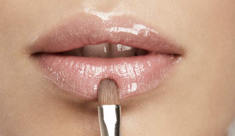 Este brillo regordete te ayuda a fingir la apariencia de los labios más completos