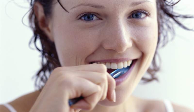 La brosse à dents la plus technique enlève 500% de plaque en plus qu'un pinceau standard - et il est à moitié absent aujourd'hui