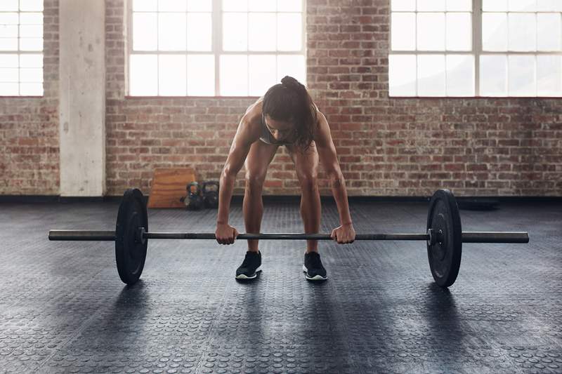 10 fordele ved deadlifts, den ultimative multitaskingbevægelse for en stærkere ryg, bytte og videre