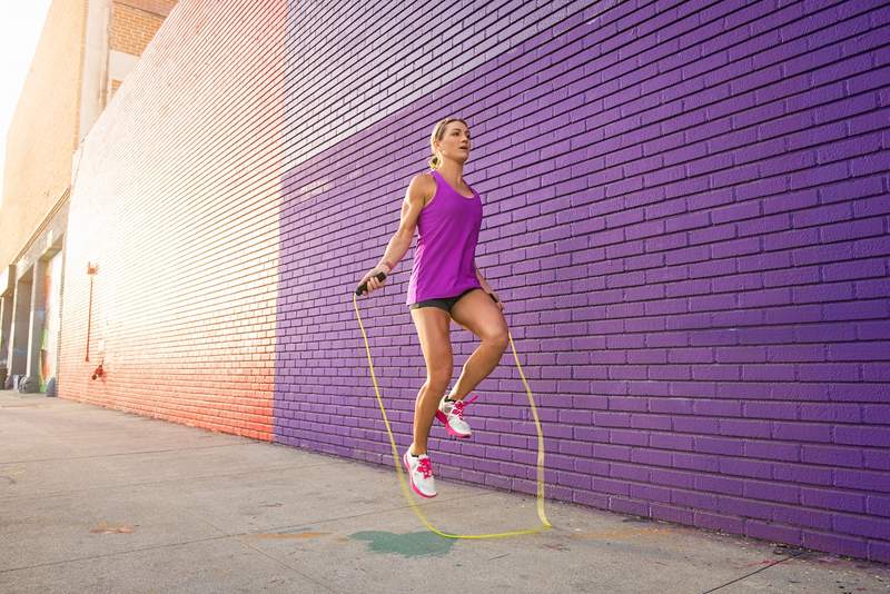 Gli allenatori concordano su Jumping Rope è una delle migliori forme di cardio a casa