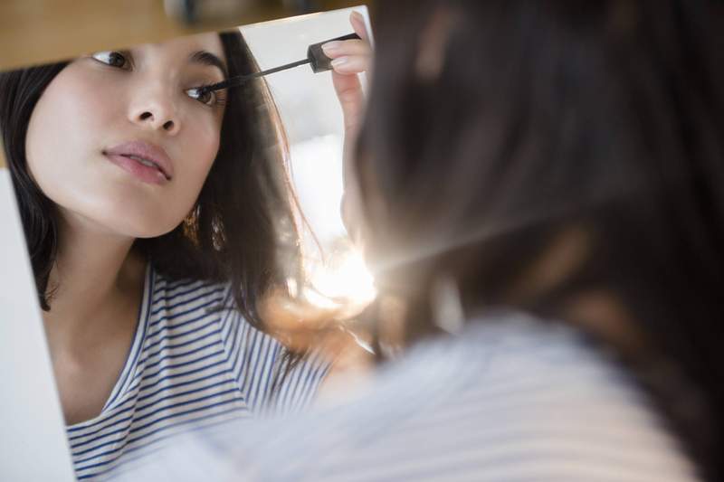 Ein Maskenbildner enthüllt den zeitsparenden Trick, um gleichzeitig Ihre Wimpern und Eyeliner zu machen