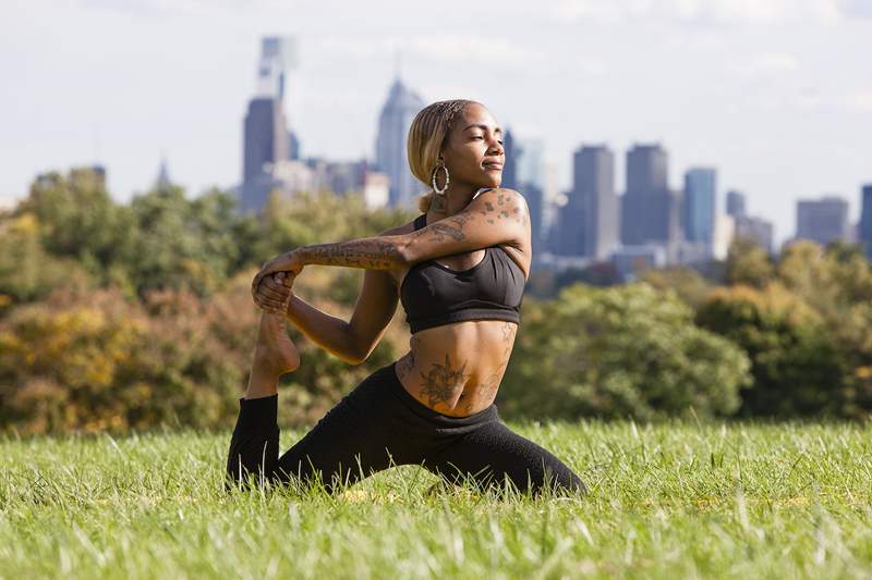 El yoga de enfriamiento se plantea para tomar cuando la clase también se pone. Dañar. Caliente.