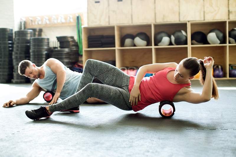 Ein Fitnesstrainer zeigt, wann Sie genau Schaumrollen haben sollen