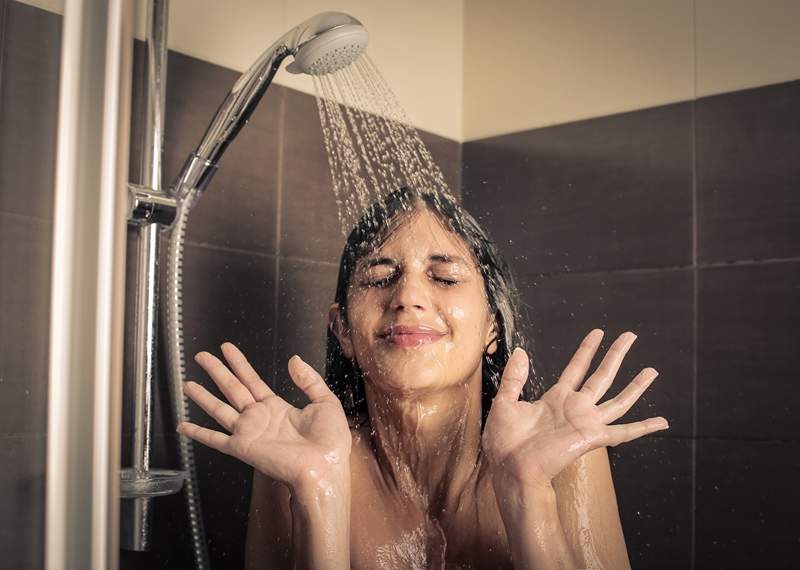 We hebben eindelijk een manier gevonden om dat hele je gezicht niet onder de douche te wassen