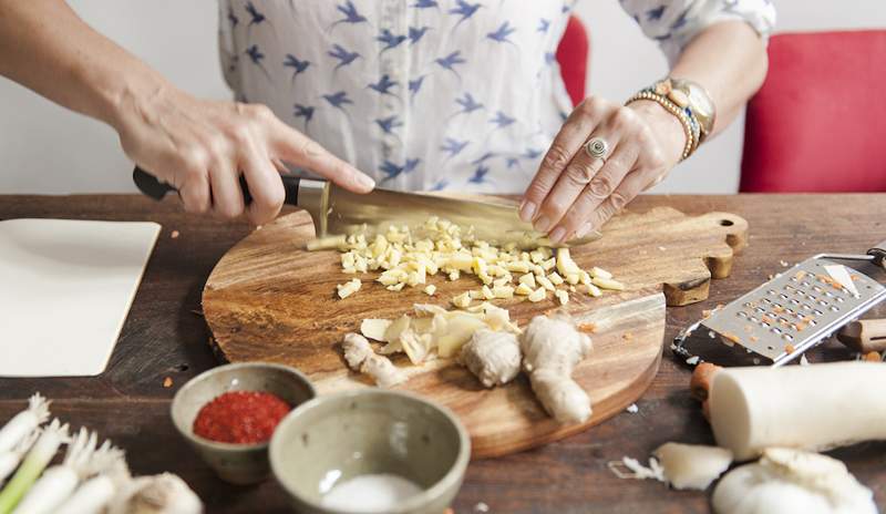 Questo brillante punta di cucina raddoppia i benefici antinfiammatori che raccoglierai da zenzero