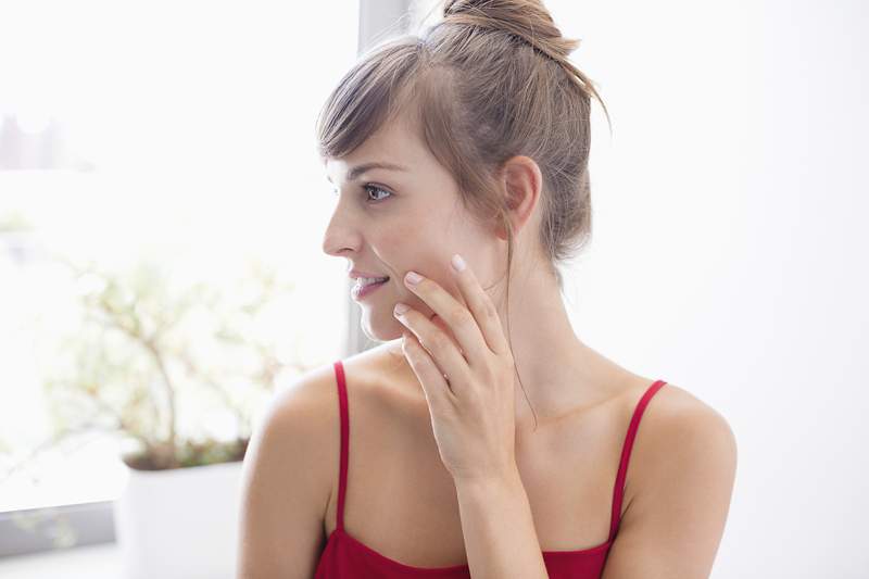 Dermatologi paljastaa yhden kauppiaan Joen ihonhoitotuotteen, jota hän ei koskaan laittanut hänen kasvonsa