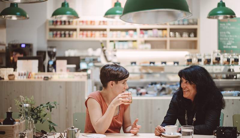 Las 12 formas más efectivas de abrir una conversación, ya sea que esté hablando con una mariposa social o una pared