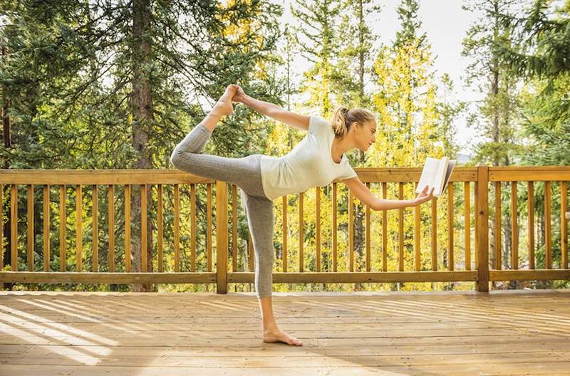 10 de los mejores libros de yoga para agregar a su estante (o ya sabes, usar como un bloque improvisado)