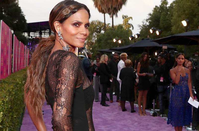 4 resevänliga övningar Halle Berry använder inget annat än en stol