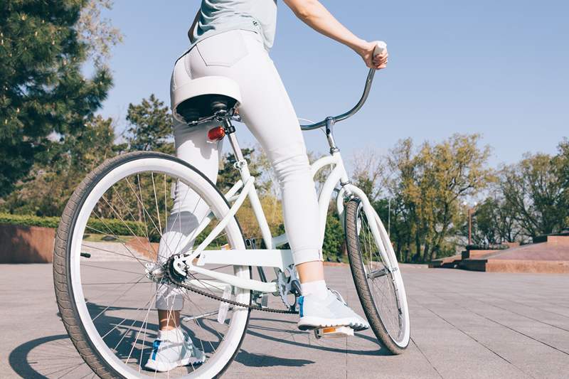 Este hack de suco de limão genial manterá seu jeans branco intocado durante todo o verão