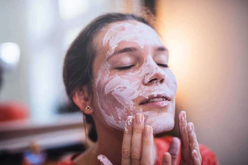 DR. Čistiaci trik Pimple Poppera premení jej tvár na pranie na šupku, ktorá bojuje proti akné