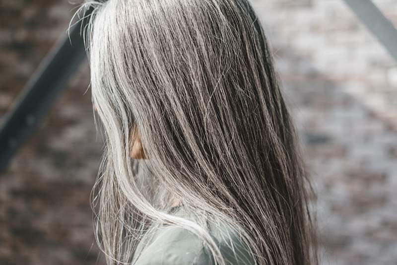 Haarfarbe und Stylisten bitten Sie, diese Conditioner zu verwenden, wenn Sie graues Haar haben