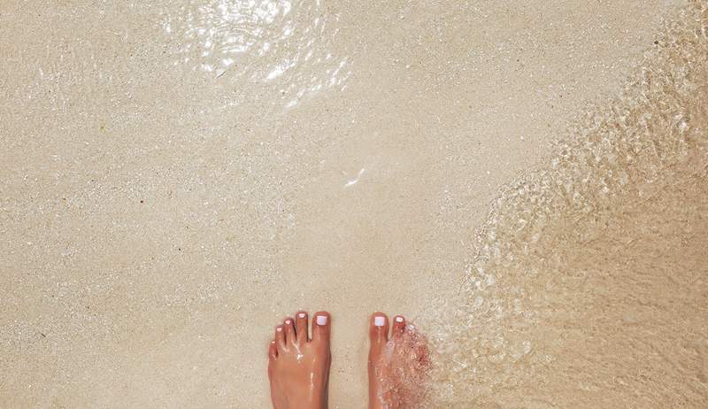 Una de las peores cosas que puedes hacer a los pies en el verano, según un podólogo