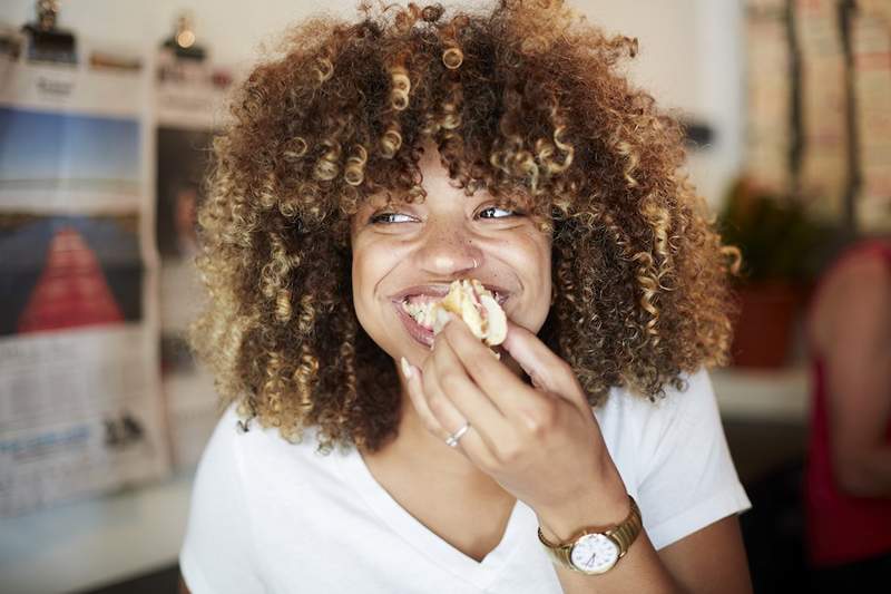 I migliori alimenti per i denti e la salute delle gomme, secondo dentisti e dietisti