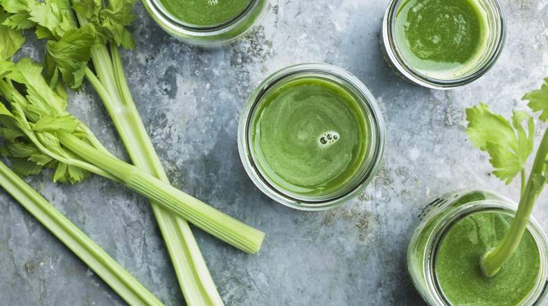 Il succo di sedano è davvero sano come dicono i suoi sostenitori? Abbiamo chiesto agli esperti di nutrizione di pesare