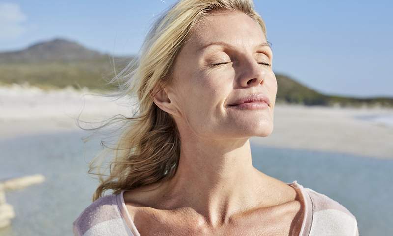 Este creme de pescoço retinol firmou minhas rugas e pele flácida em apenas alguns usos