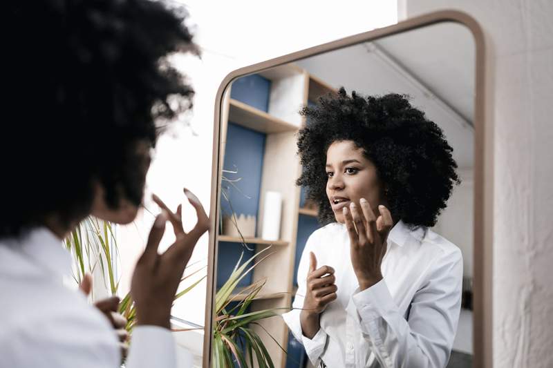 Concealer toko obat seharga $ 5 ini menyelamatkan wajah saya dari jerawat terburuk dalam hidup saya