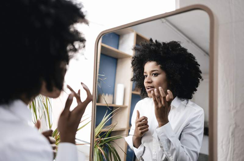 Hier ist, was die kleinen Beulen in Ihrem Gesicht laut Dermatologen bedeuten