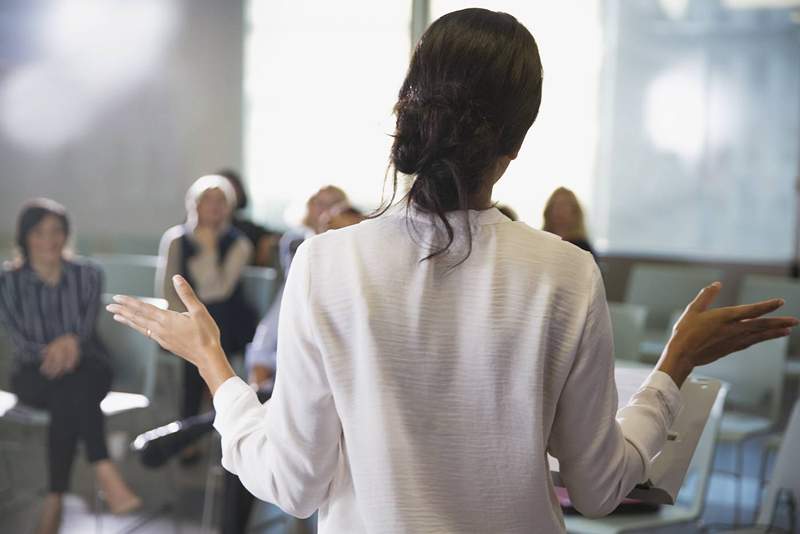 Sains mendukung apa yang diketahui introvert sejak awal waktu berbicara di depan umum