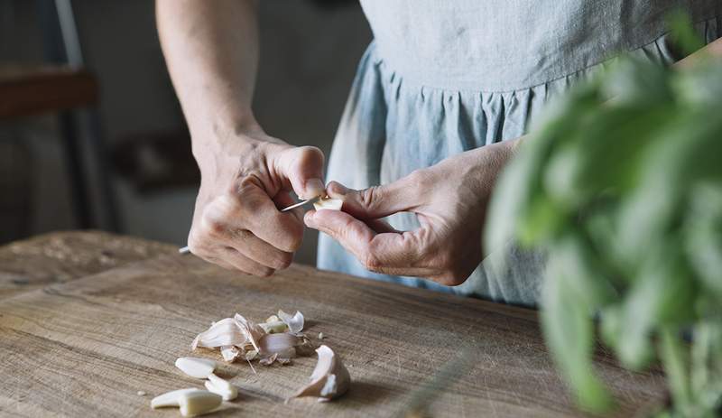 7 Beneficios para la salud del ajo crudo que hacen que valga la pena el aliento apestoso