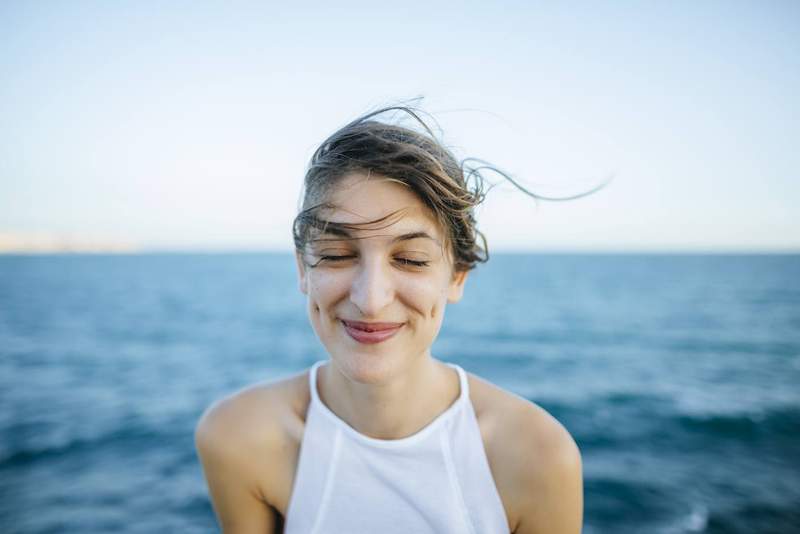 Encontrei a maneira mais fácil possível de aplicar SPF ao redor dos olhos