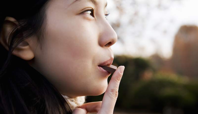 Al cioccolato * in realtà * aumenta la tua eccitazione sessuale o è una truffa? Abbiamo chiesto a un esperto di sesso