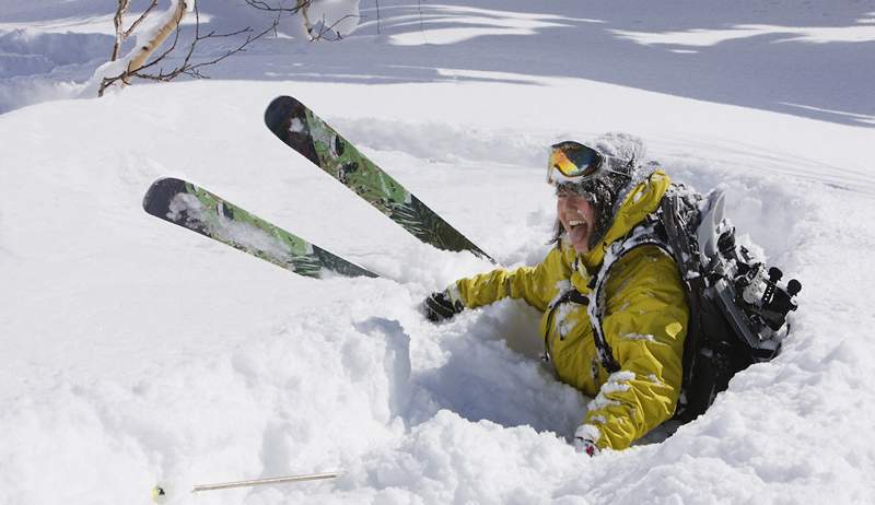 Bagian tersulit dari jatuh di lereng bisa bangkit kembali. Inilah cara melakukannya dengan benar, apakah Anda sedang bermain ski atau papan seluncur