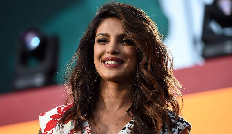 Trīspakāpju rutīna Priyanka Chopra zvēr, lai veidotu savus viļņus, kas nesatur svaigi